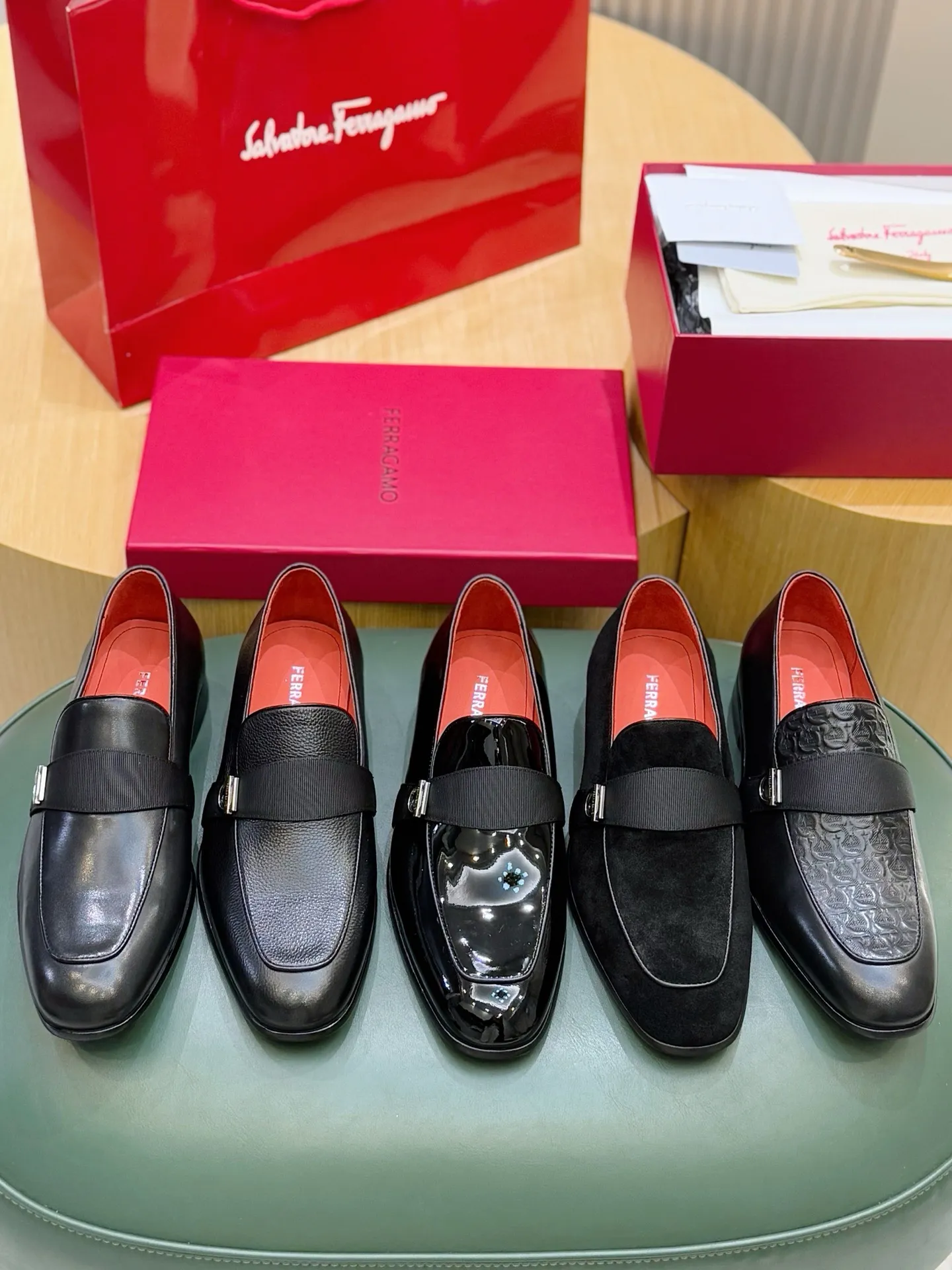 [Ferragam] Top P: 960💰 Size: 39-44 (38. 45.46 can be customized) Ferragamo Gancini buckle moccasins. These men's loafers are exquisite and gorgeous, with shiny patent leather uppers that highlight urban style. The almond-shaped toe adds a stylish touch, with three-dimensional stitching around the upper and contrasting tubular piping for a unique silhouette. The shoes are exquisitely crafted, with grosgrain ribbons and metallic Gancio buckles adding a classic touch, complementing the contrasting red accents. Finished with a slim leather sole. Imported cowhide upper + cowhide lining + genuine leather outsole.